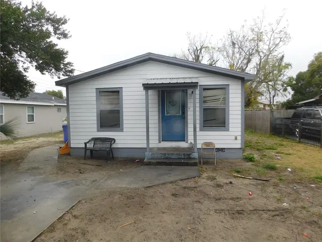 a view of a house with backyard
