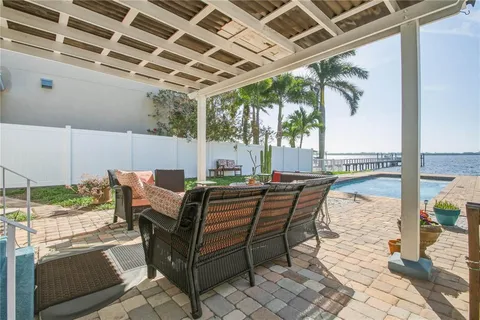 $900,000 | 950 Weedon Drive Northeast, St. Petersburg, FL 33702