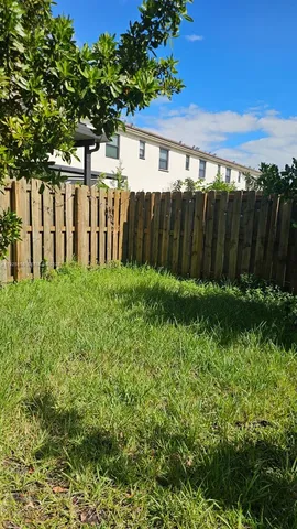 a view of a backyard