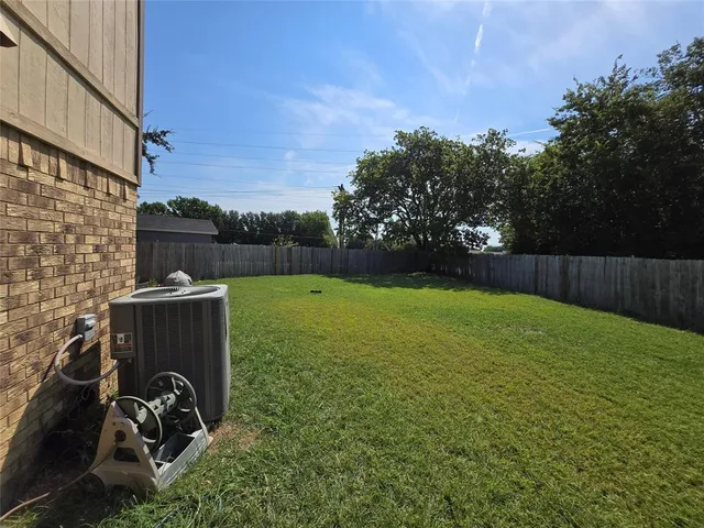 a view of a back yard
