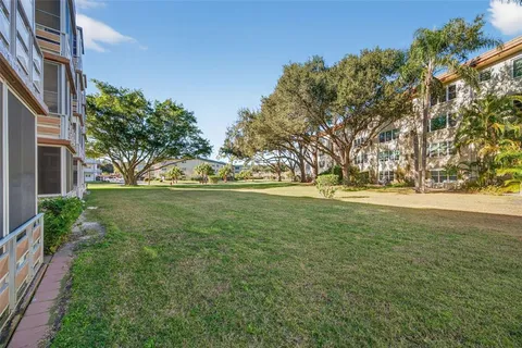 a view of yard with green space