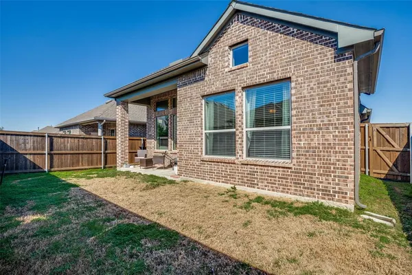 a view of front of a house with a yard