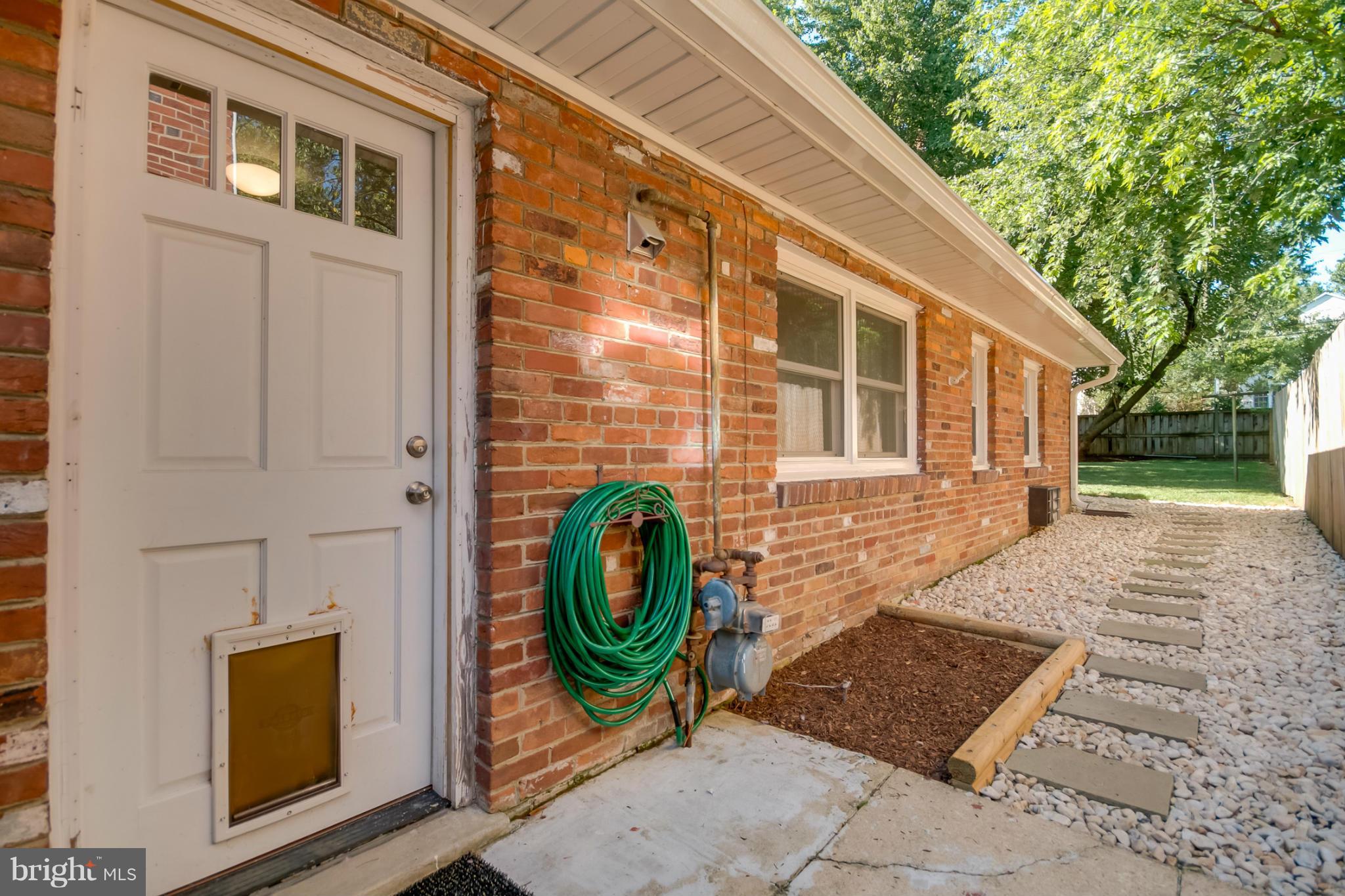 700 West Glebe Road Alexandria, VA 22305 - Photo 20 of 30 Exterior (Side door to backyard)