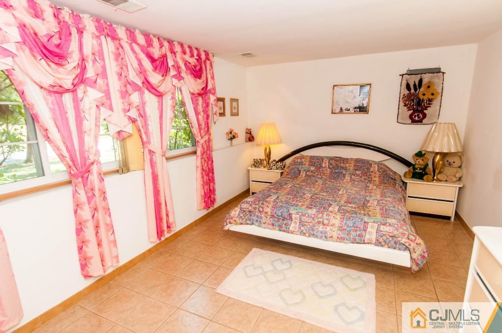 17 Tompkins Road East Brunswick, NJ 08816 - Photo 20 of 25 Gallery Image 20