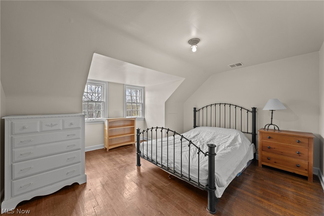 17640 South Woodland Road Cleveland, OH 44120 - Photo 25 of 40 3rd Floor Bedroom