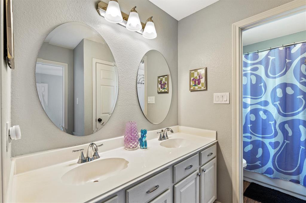 800 Short Line Boulevard Midlothian, TX 76065 - Photo 29 of 39 a bathroom with a double vanity sink and a mirror