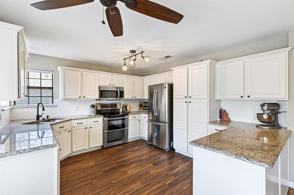 800 Short Line Boulevard Midlothian, TX 76065 - Photo 10 of 39 a kitchen with stainless steel appliances granite countertop a sink stove and refrigerator