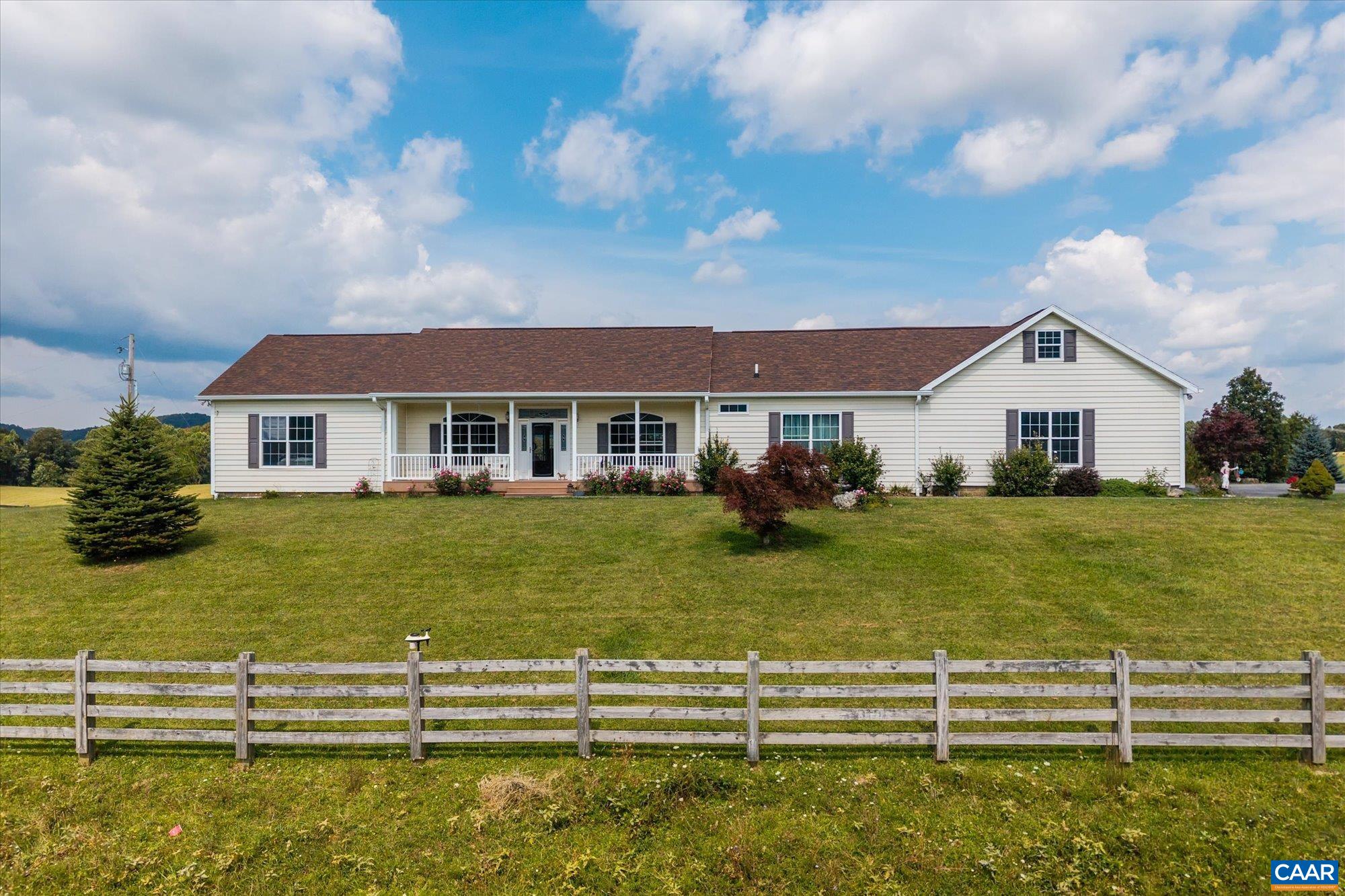 3225 Lynn Hollow Road North Tazewell, VA 24630 - Photo 20 of 62 a front view of a house with a garden