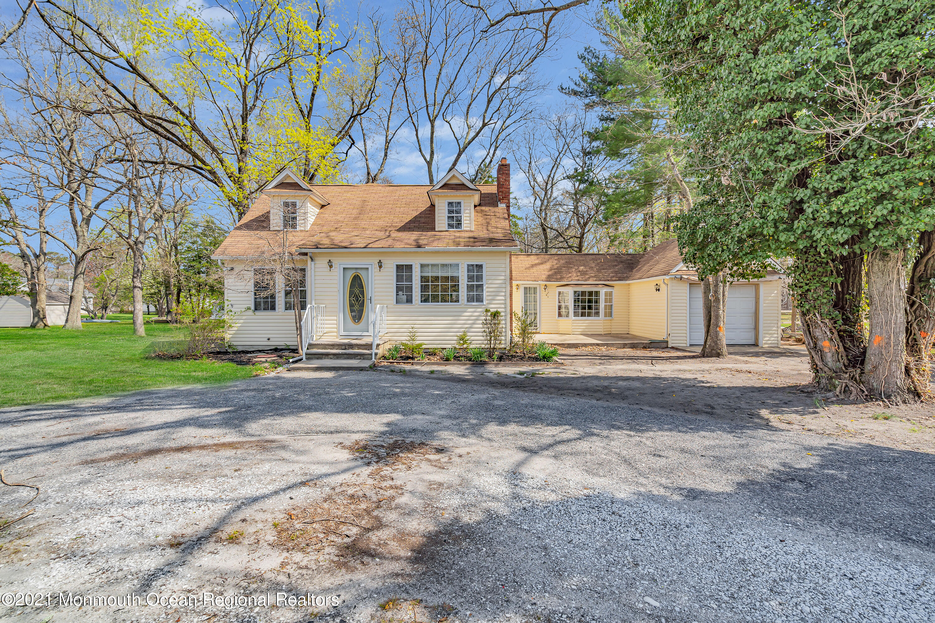 15 North Boston Road Jackson, NJ 08527 - Photo 5 of 49 a front view of a house with a garden