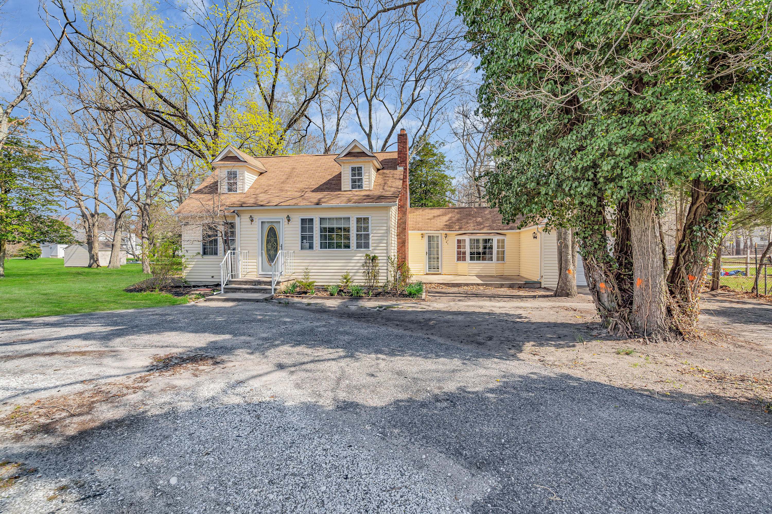15 North Boston Road Jackson, NJ 08527 - Photo 7 of 49 a front view of a house with a yard and garage