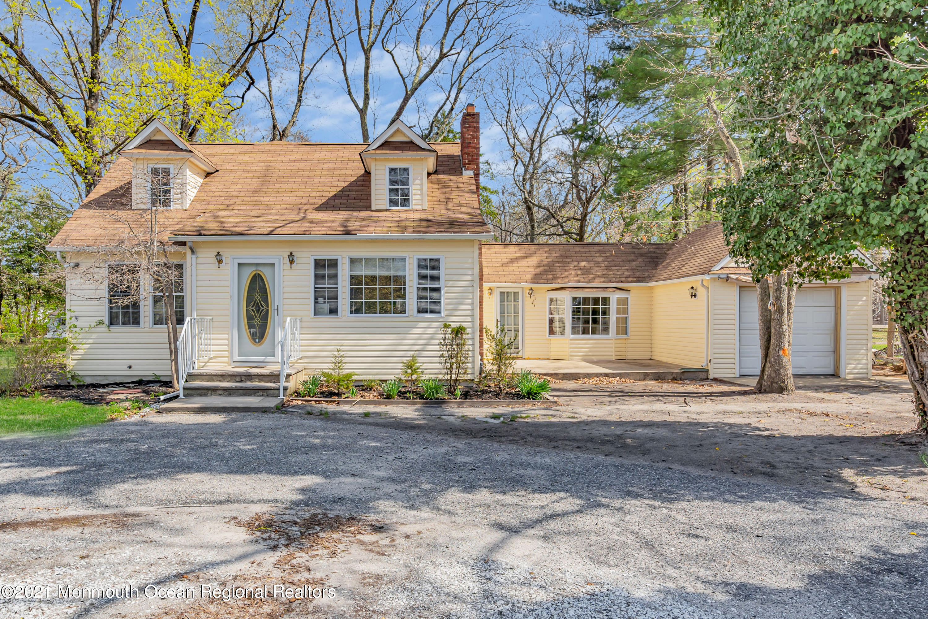 15 North Boston Road Jackson, NJ 08527 - Photo 10 of 49 a front view of a house with a road