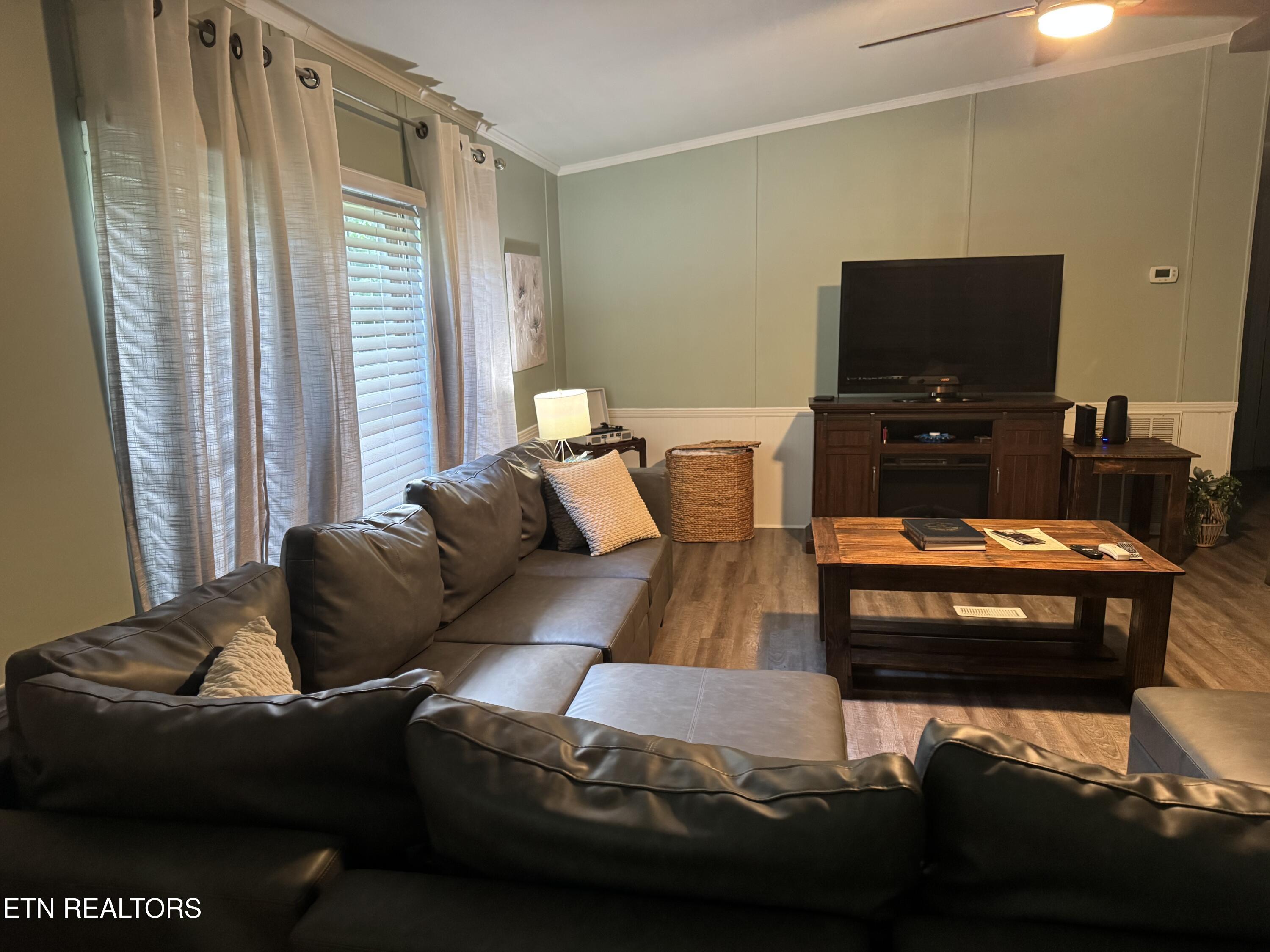 810 Rochester Avenue Middlesboro, KY 40965 - Photo 3 of 15 Living Room 2