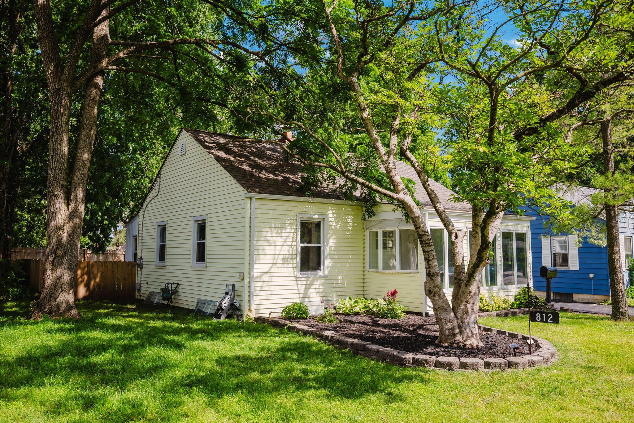 812 South Chesterfield Road Columbus, OH 43209 - Photo 3 of 40