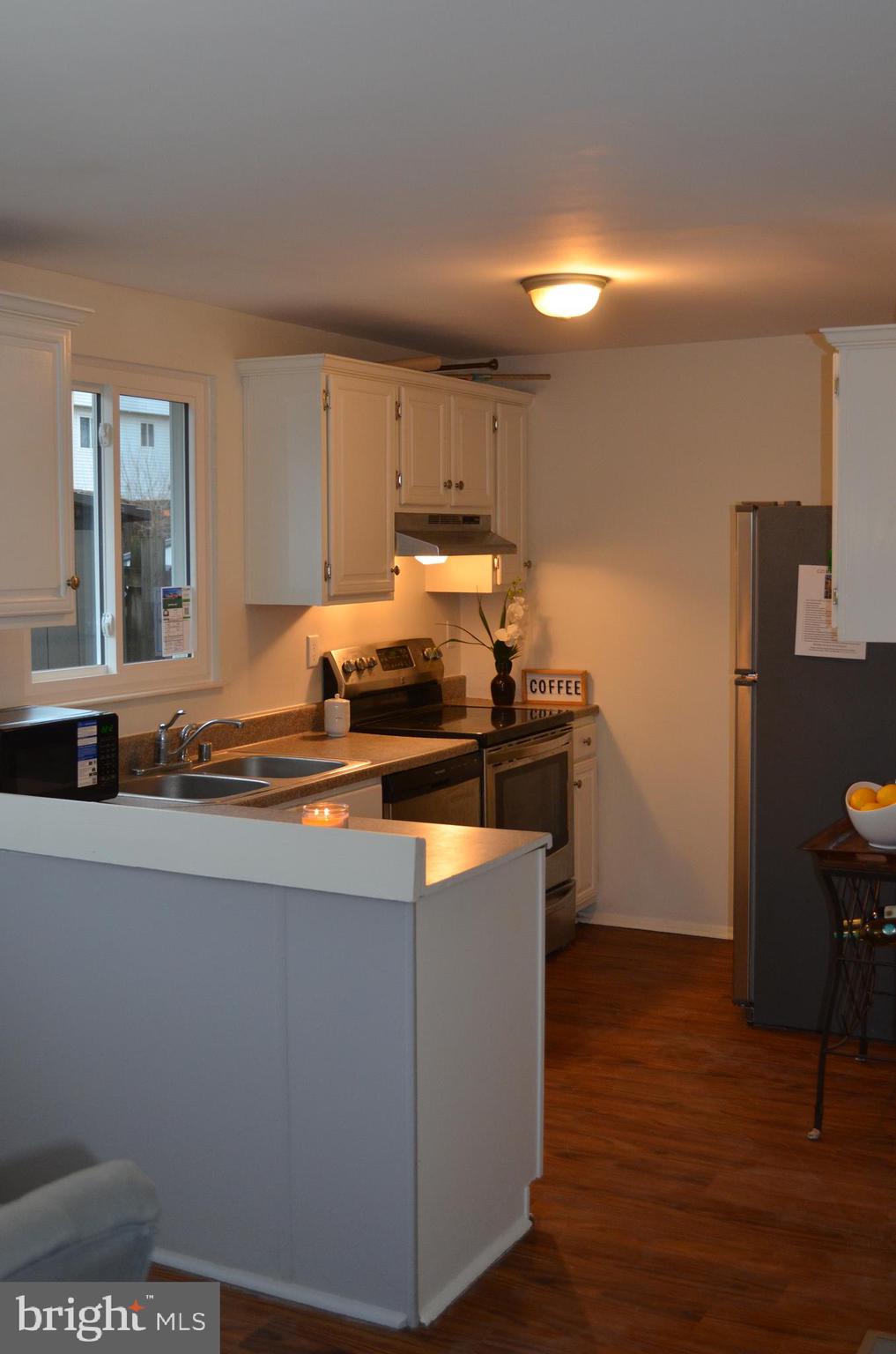 1739 Northridge Lane Frederick, MD 21702 - Photo 7 of 45 a kitchen with granite countertop a stove and a refrigerator