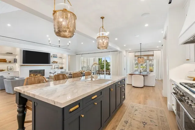 a large kitchen with kitchen island a large island in it