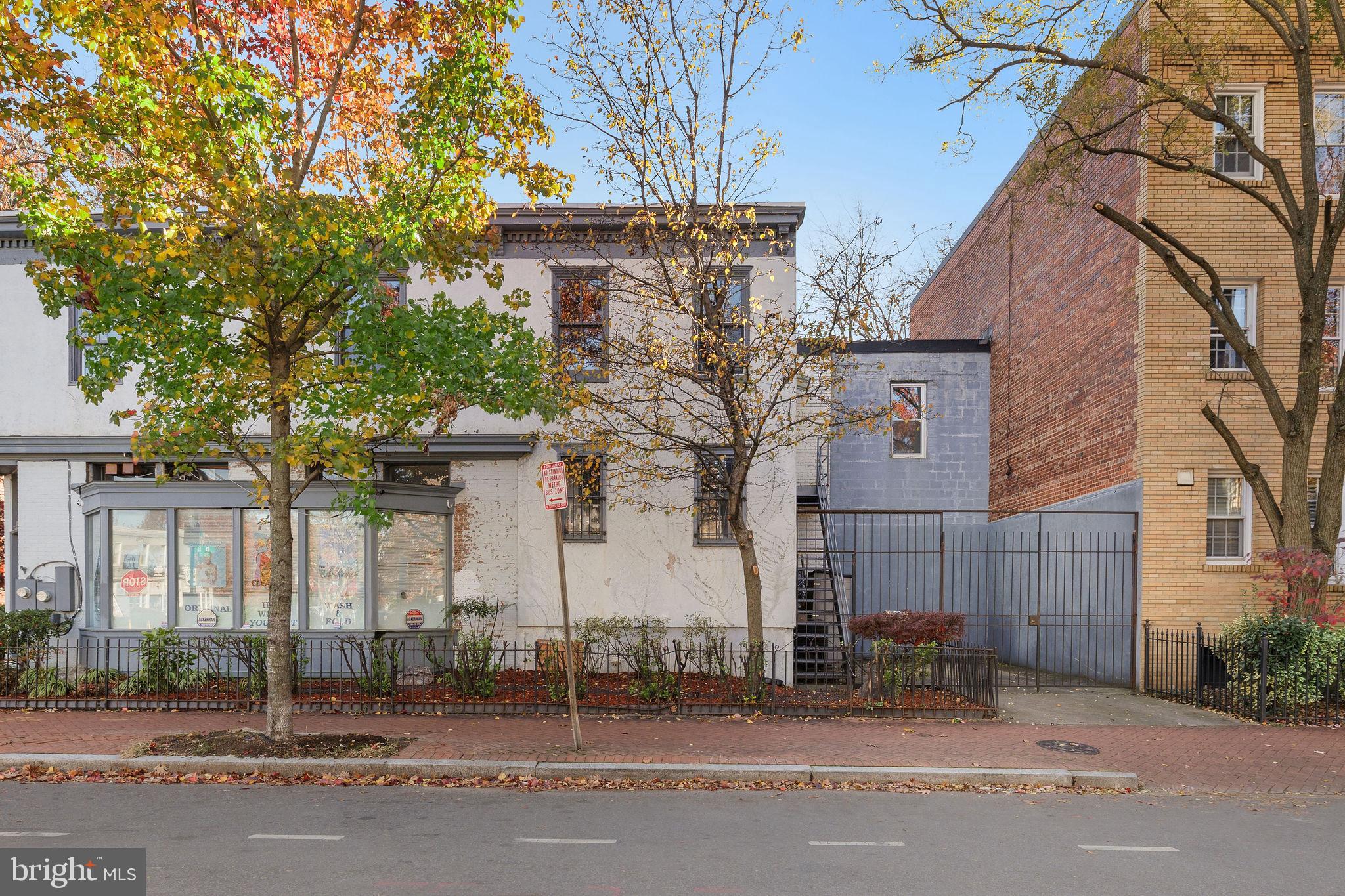 721 D Street Northeast Washington, DC 20002 - Photo 2 of 35 a backyard of a house