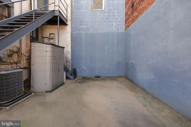 a street view with residential house