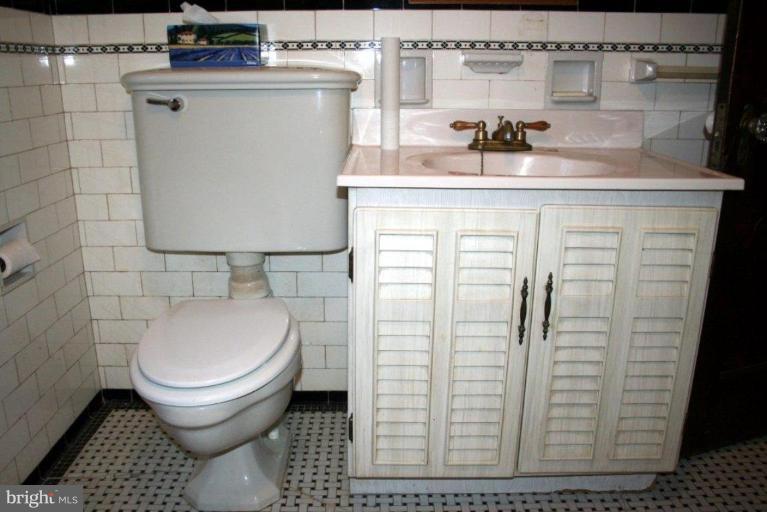 4213 Harcourt Road Baltimore, MD 21214 - Photo 25 of 27 Bath #1