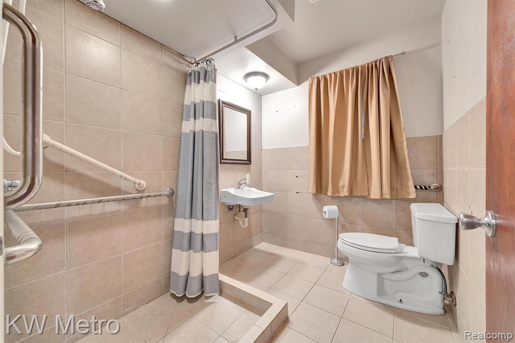 7380 Villamuer Road West Bloomfield, MI 48322 - Photo 25 of 59