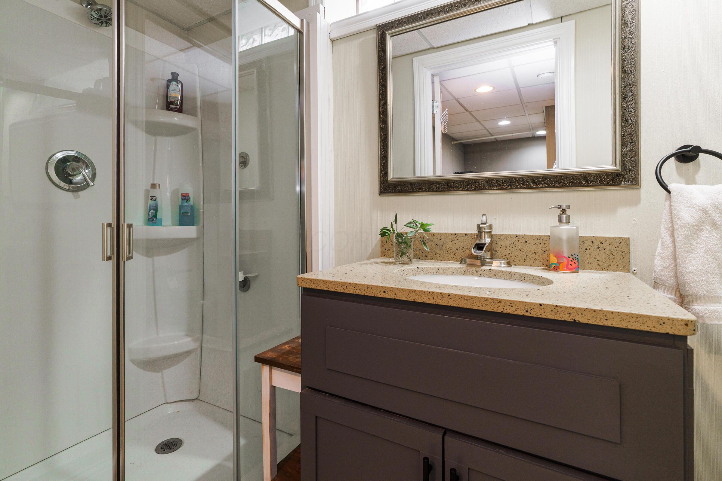 74 East Torrence Road Columbus, OH 43214 - Photo 30 of 43 Full bathroom 1