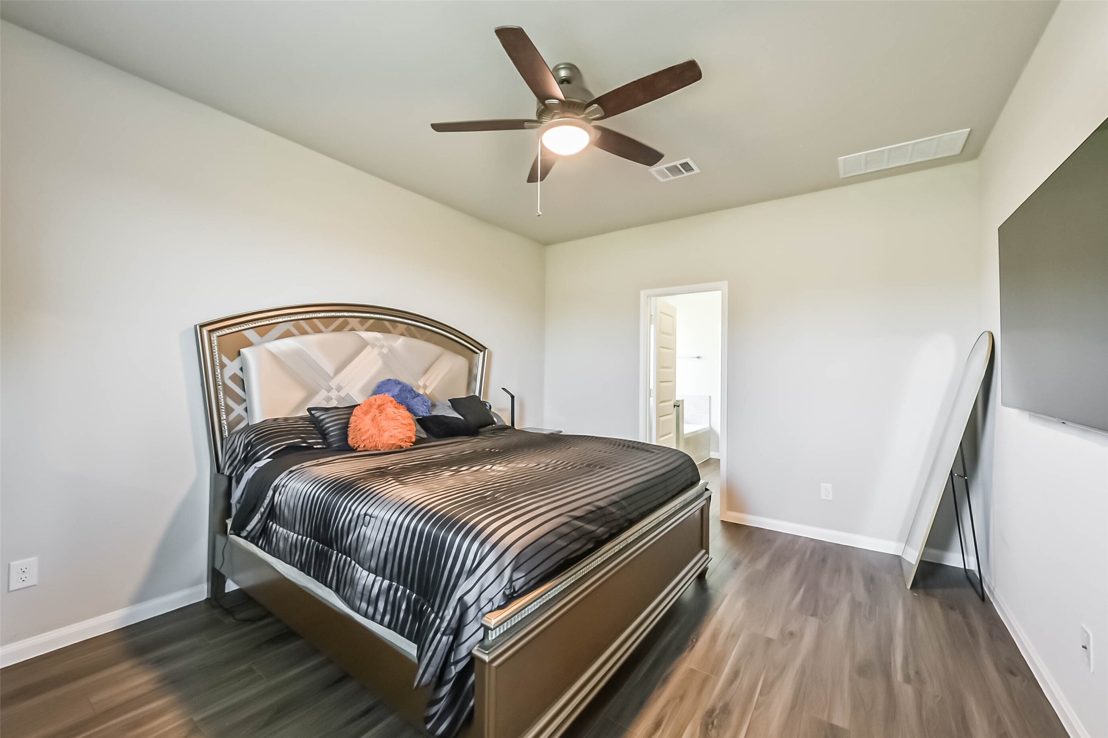 4907 Luke Matthew Drive Rosharon, TX 77583 - Photo 19 of 42 a bedroom with a bed and wooden floor