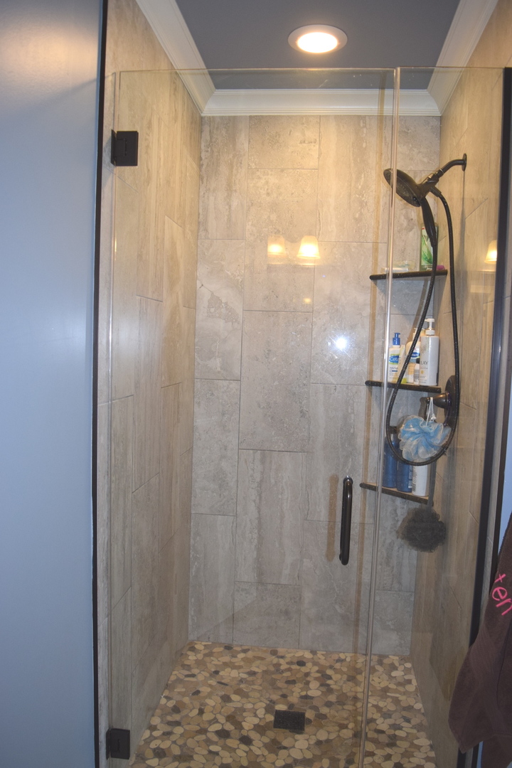 3003 Wayland Avenue Elgin, IL 60124 - Photo 14 of 32 a bathroom with a shower