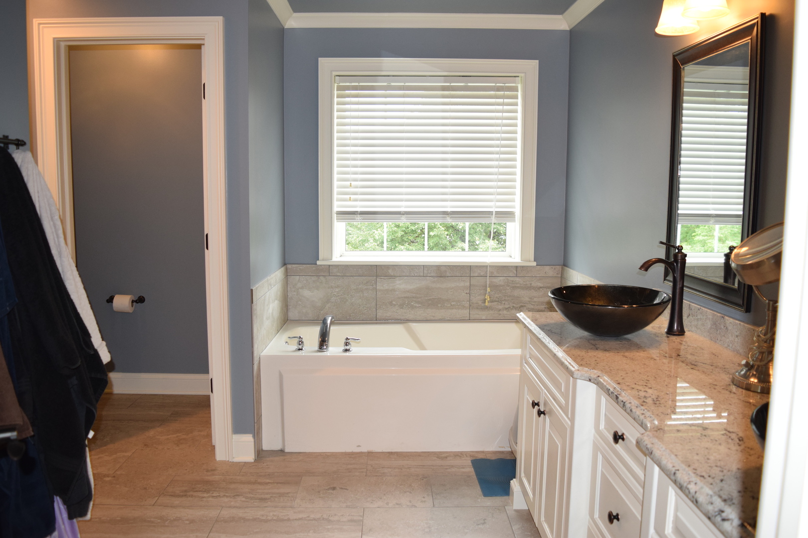 3003 Wayland Avenue Elgin, IL 60124 - Photo 15 of 32 a bathroom with a tub sink and window