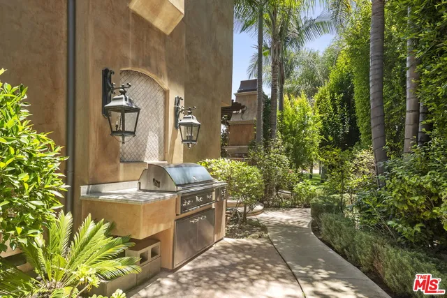 a view of entryway with outdoor area