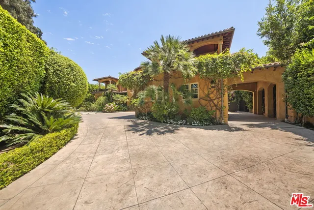 a view of a pathway both side of house