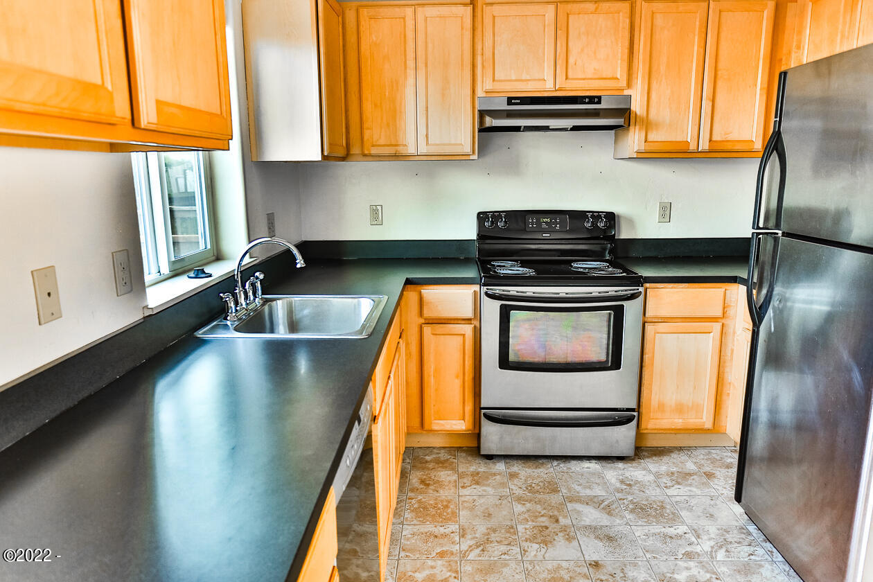935 Southwest 11th Street Newport, OR 97365 - Photo 21 of 43 kitchen