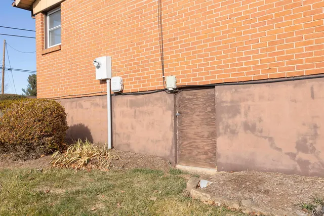 a view of a backyard of the house