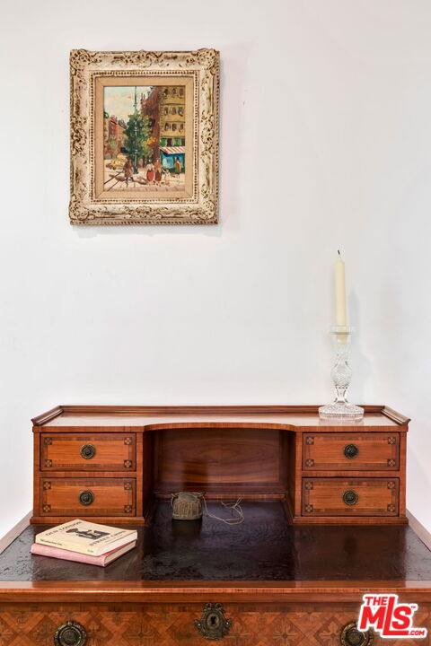 2621 2nd Street Santa Monica, CA 90405 - Photo 19 of 33 a room with a piano and a table