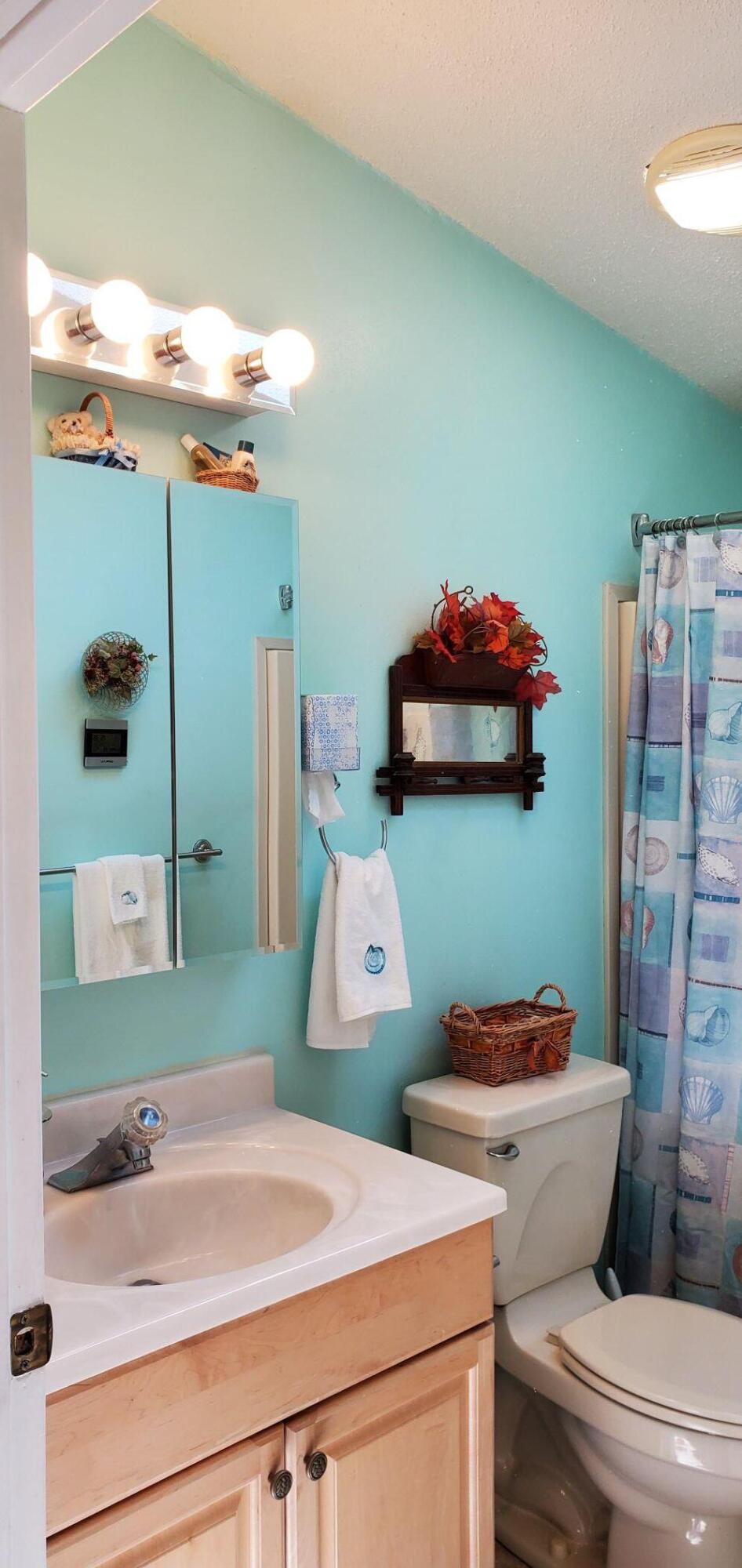 39209 9 Mile Road Chiloquin, OR 97624 - Photo 26 of 34 guest bath