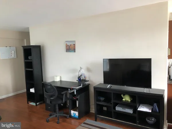 $2,100 | 940 25th Street Northwest, Unit 510S, Washington, DC 20037