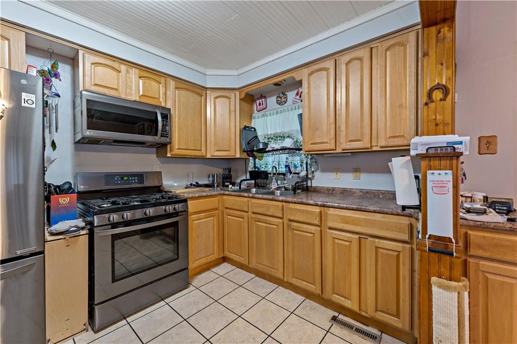 987 McCoy Road McKees Rocks, PA 15136 - Photo 9 of 31