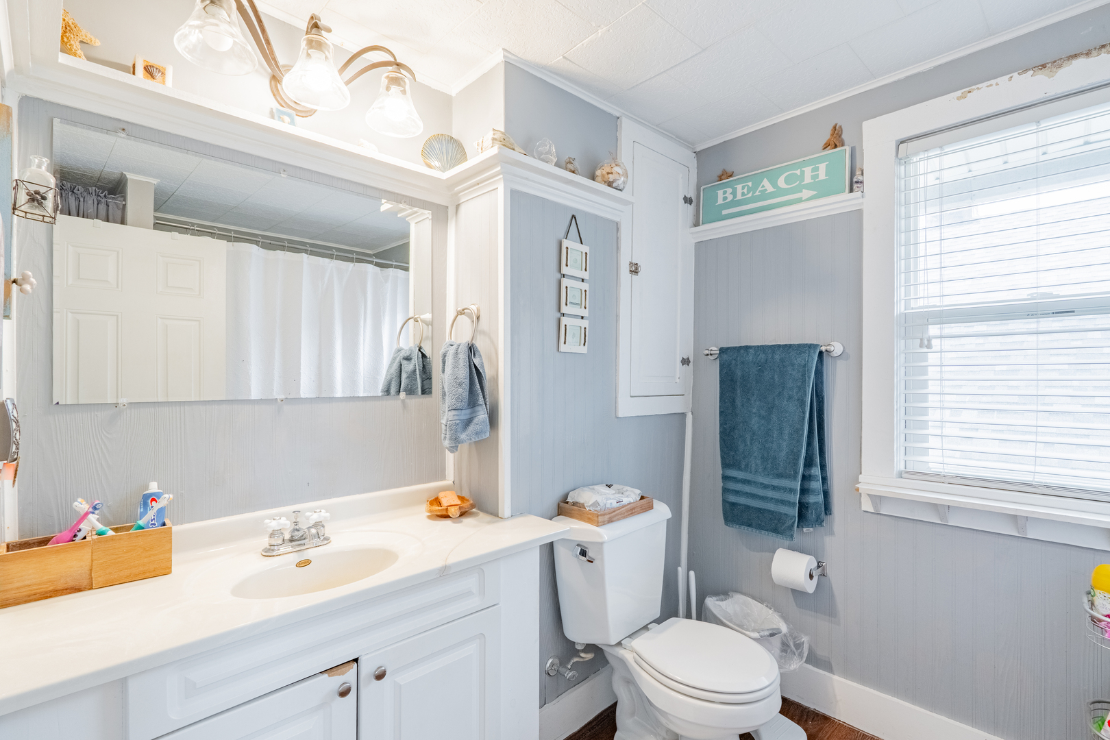 310 South Pleasant Street Princeton, IL 61356 - Photo 14 of 36 a bathroom with a sink a toilet and shower