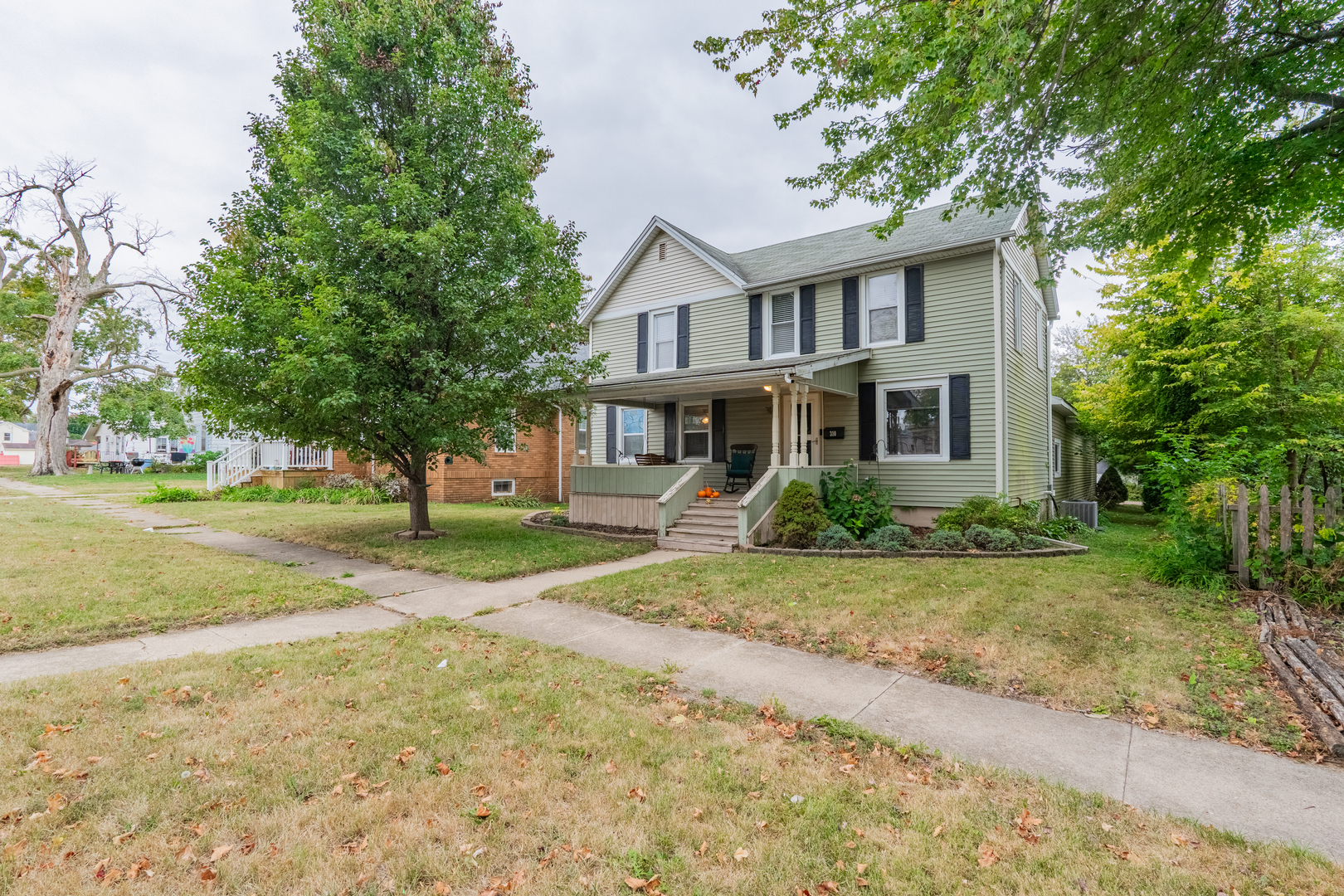 310 South Pleasant Street Princeton, IL 61356 - Photo 2 of 36 front view of a house with a yard