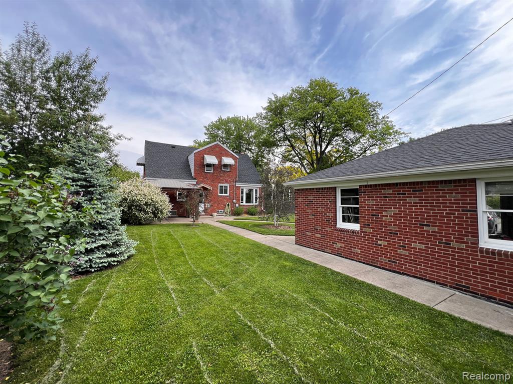 8488 Harding Center Line, MI 48015 - Photo 11 of 42