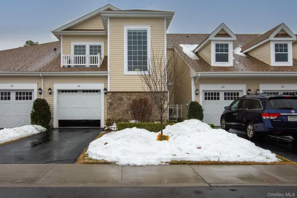 $525,000 | 21 Greentree Court, Shirley, NY 11967