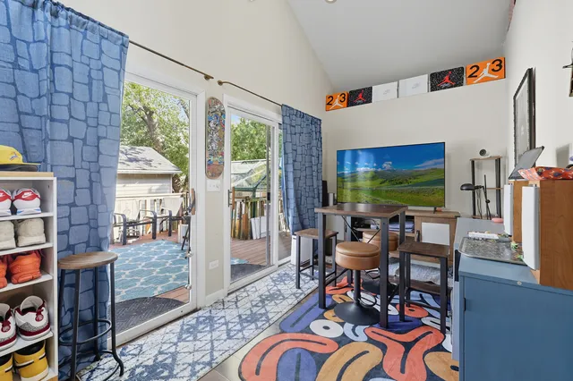 $290,000 | 440 West Main Street, Barrington, IL 60010