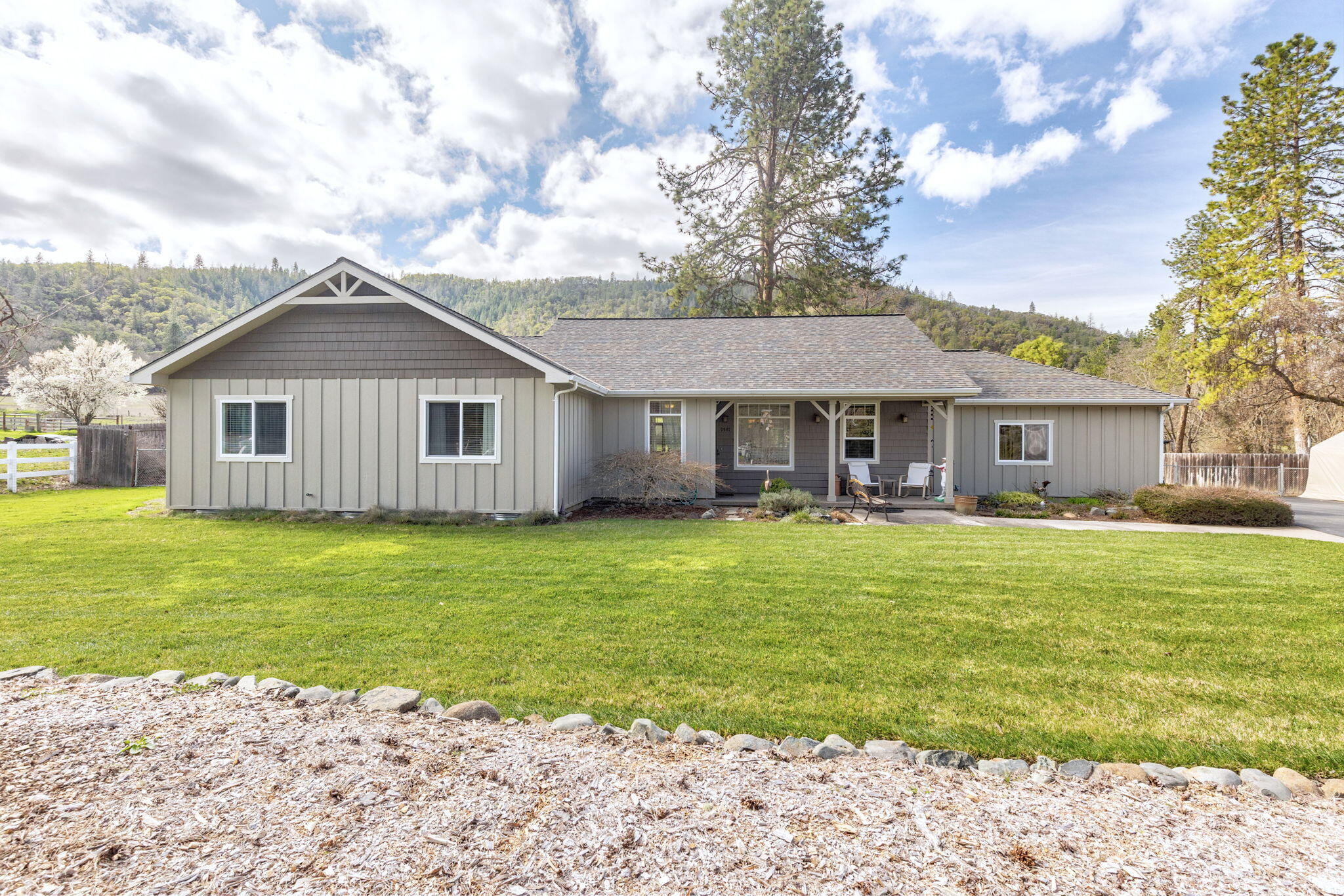 9547 Old Stage Road Central Point, OR 97502 - Photo 4 of 52 5-web-or-mls-9547-old-stage-rd