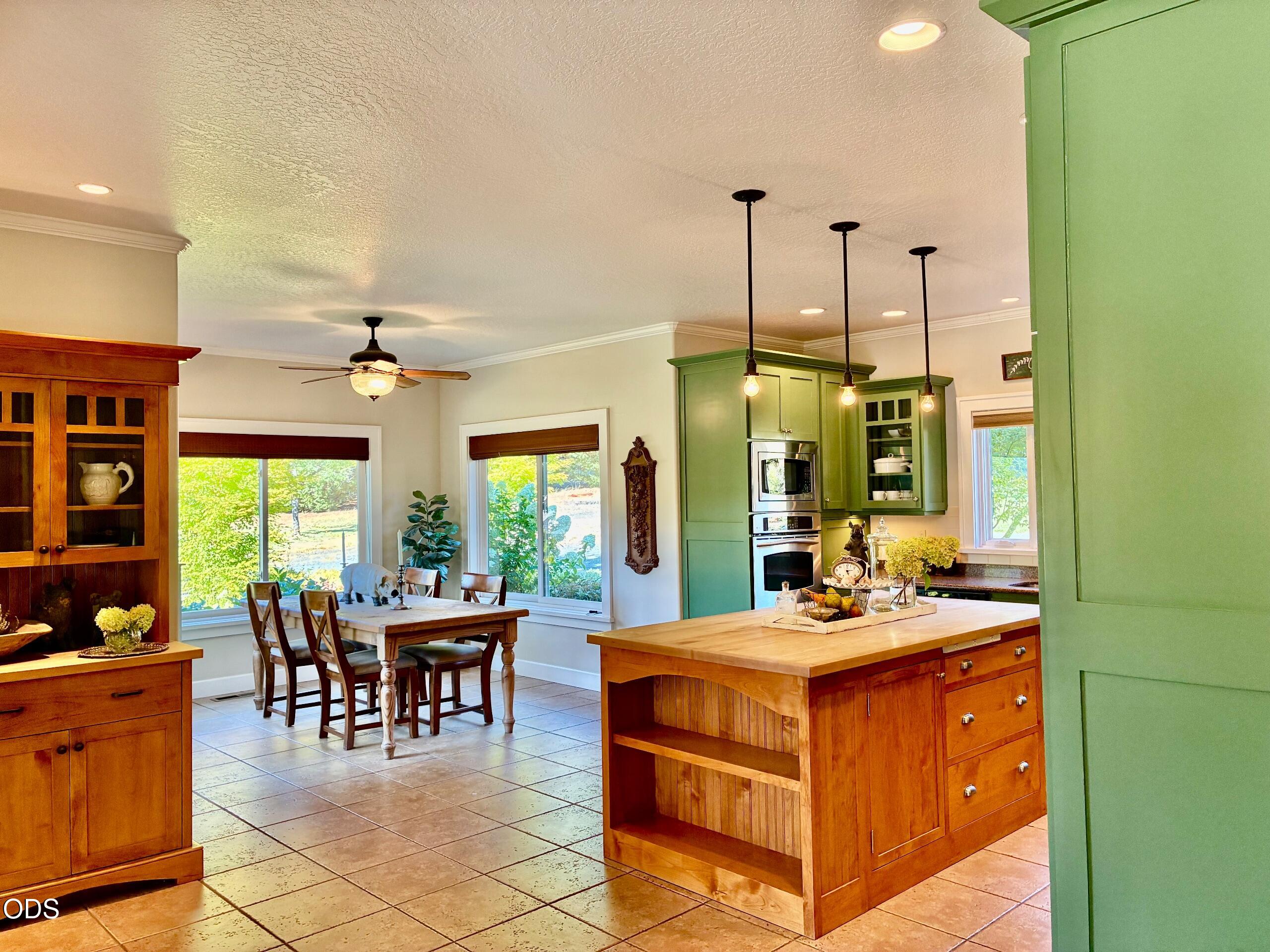 931 Hogan Road Jacksonville, OR 97530 - Photo 7 of 24 Gallery Image 7