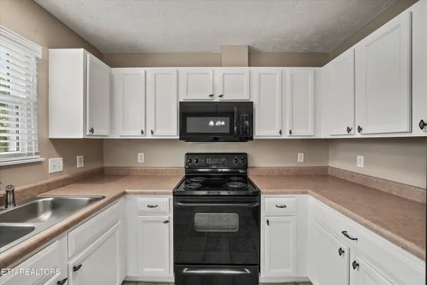 $354,900 | 8431 Gardenside Lane, Powell, TN 37849