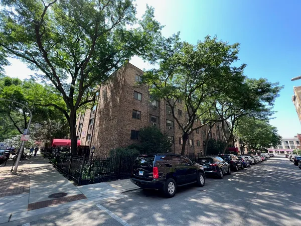 $2,000 | 3620 North Pine Grove Avenue, Unit 204, Chicago, IL 60613