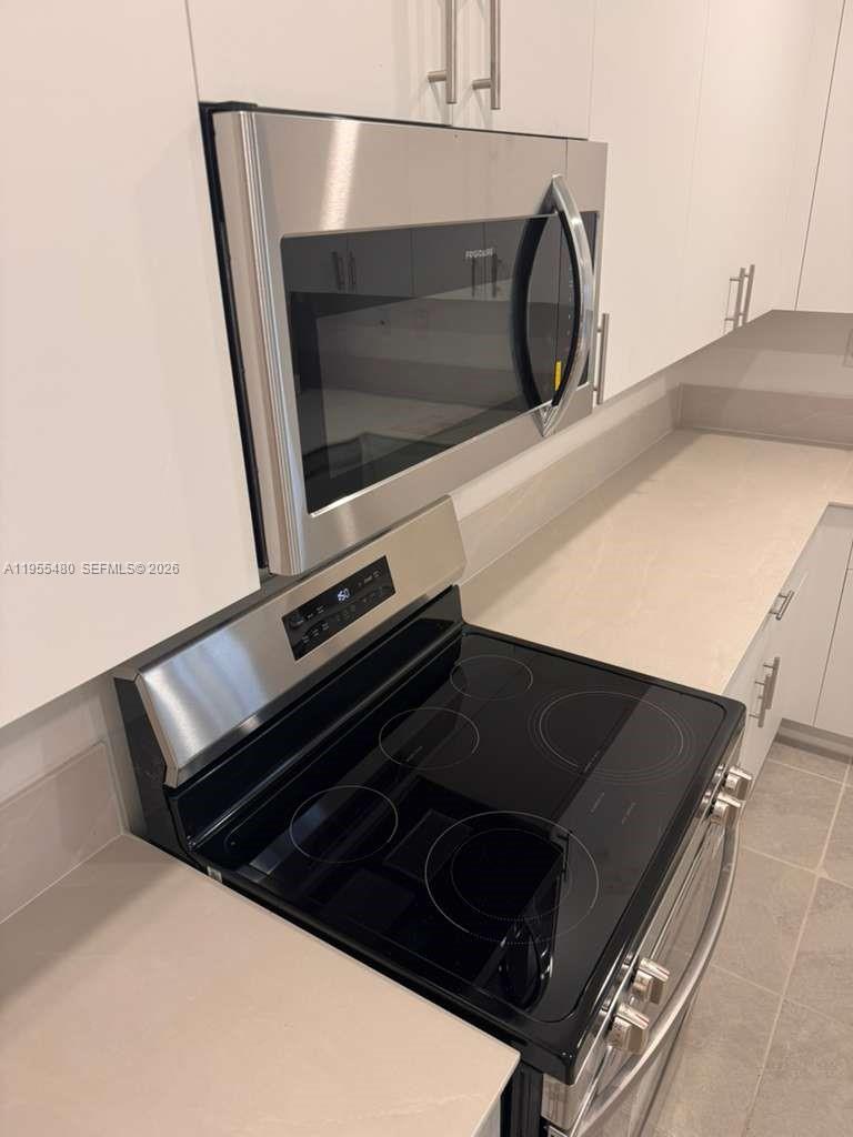 2721 Southeast 26th Road, Unit 2721 Homestead, FL 33035 - Photo 22 of 59 Kitchen Stove and Microwave