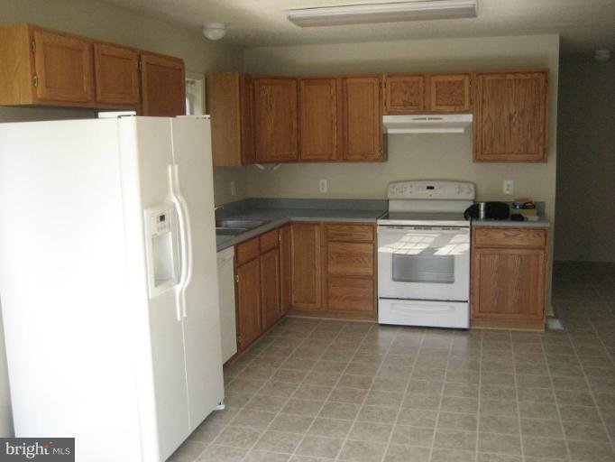 529 Oakton Road Odenton, MD 21113 - Photo 3 of 15 Kitchen