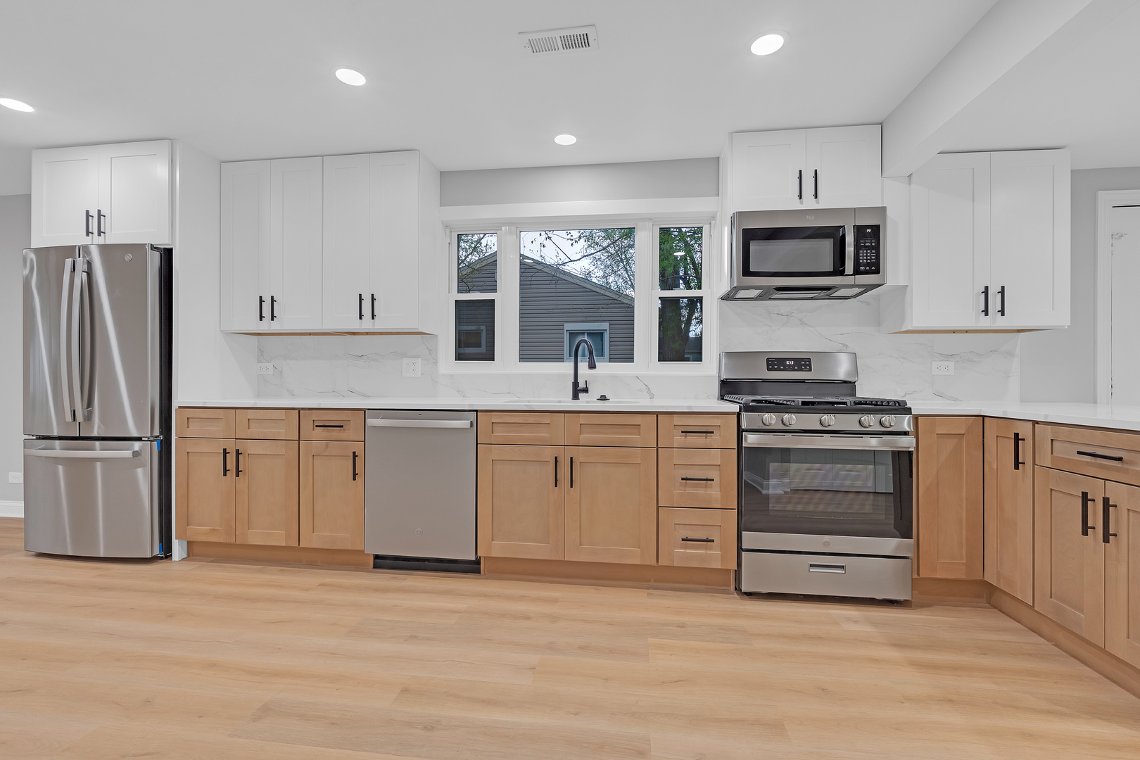15 Johnathan Road Lake Zurich, IL 60047 - Photo 7 of 44 Gallery Image 7