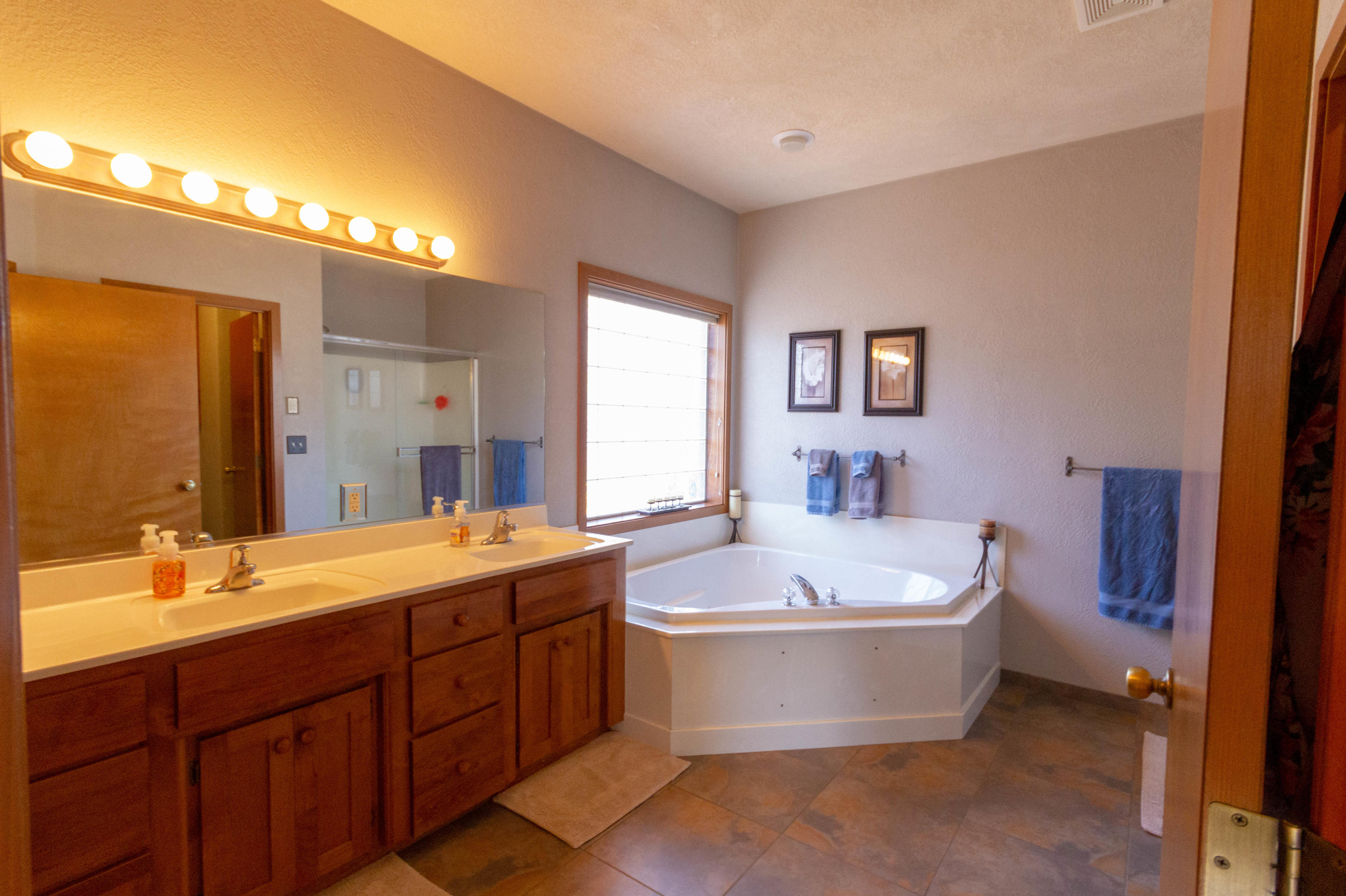 313 Donna Way Central Point, OR 97502 - Photo 11 of 32 313 Donna Way -24