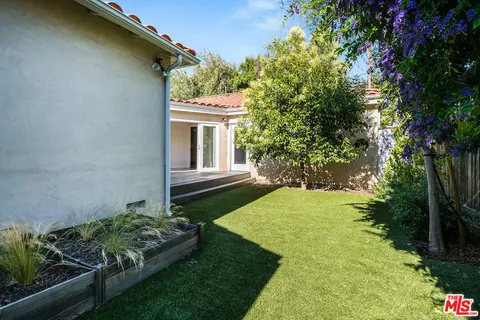 a view of back yard of the house