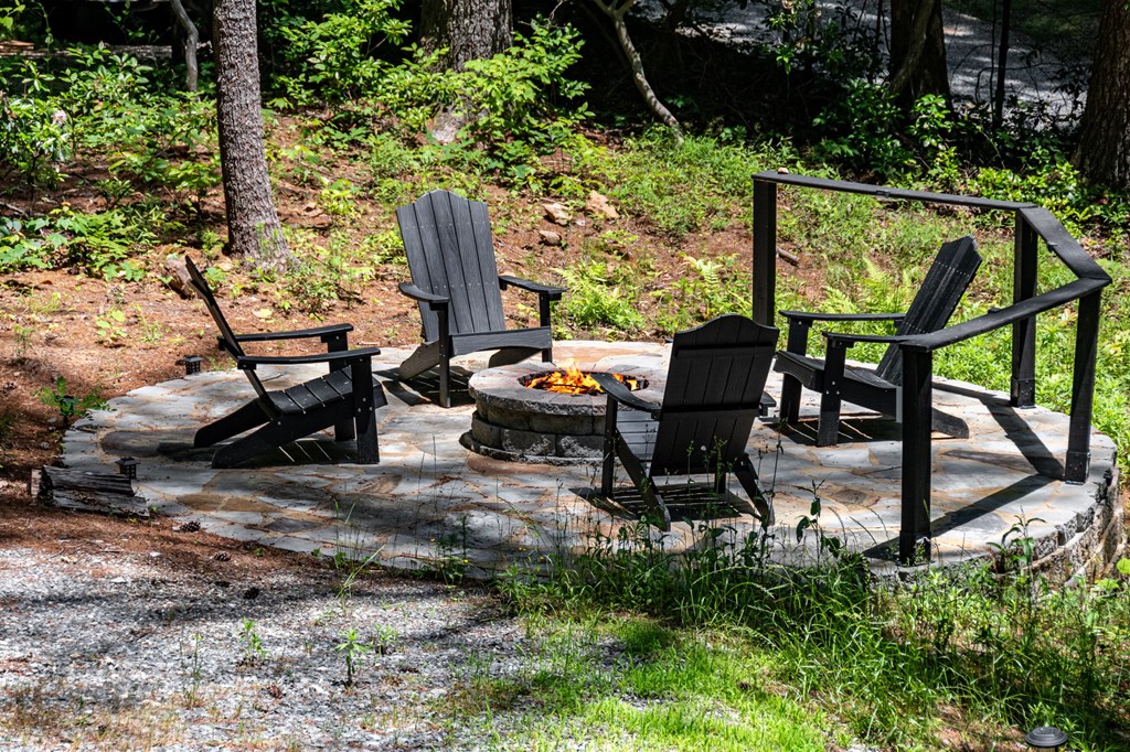 25 Hidden Ridge Cherry Log, GA 30522 - Photo 47 of 52 a backyard of a house with table and chairs